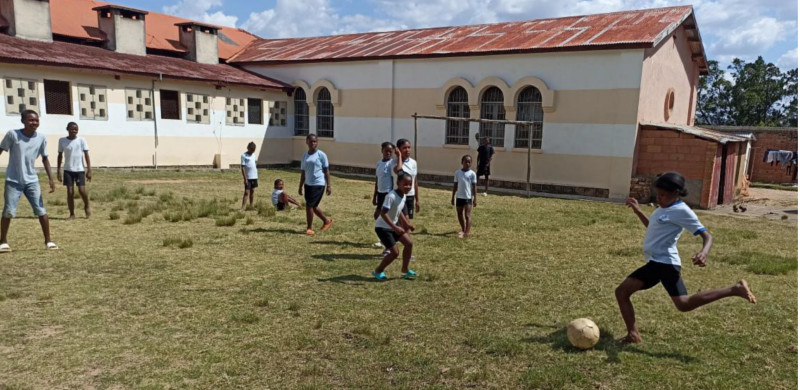 Dzieci grają w piłke nozna, Marana
