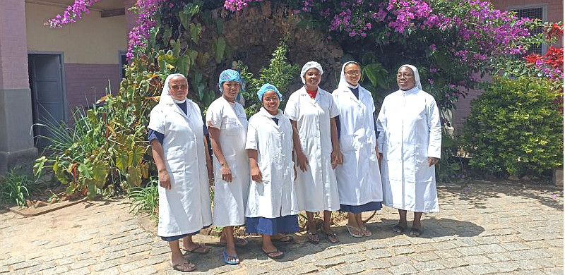 Opiekę sprawuje siostra lekarka, siostra pielęgniarka i pomocnicy pielęgniarscy