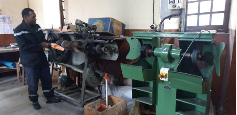 Pracownia zakładu szewskiego. Były pacjent robi i naprawia buty